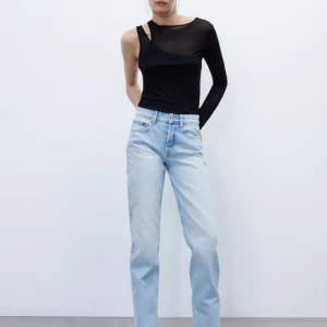 Zara Mid rise jeans straight, strl 36 - Säljer mina fina ljusblåa midrise straight jeans från zara i storlek 36. Säljer då jag tkr de är för stora och för långa på mig. Jättefint skick, som nya!! Använda ca. 5 ggr❤️❤️❤️skicka för fler bilder😍