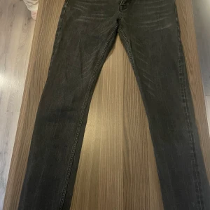 ASOS jeans  - Nya jeans från ASOS, storlek 30. Helt nyskick. Kan mötas upp i Märsta eller frakta paket men köparen står för frakten.
