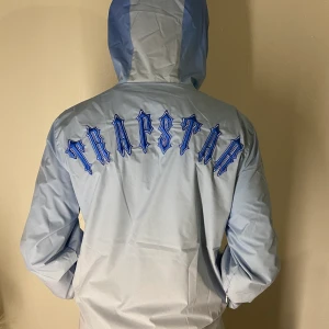 TRAPSTAR IRONGATE T WINDBREAKER - TRAPSTAR IRONGATE T WINDBREAKER  Storlek L