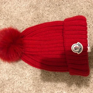 Moncler Mössa Röd Dam  - Säljer min fina moncler mössa 