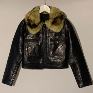 &Other stories Svart Napa läder jacka - Ny, 100% Napa läder med faux fur, stl 34/XS, original 1950kr, nu 699kr 
