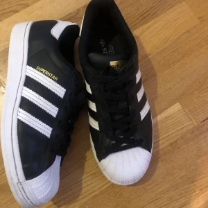 Adidas Superstar svart vit 38 - Säljer mina Adidas Superstar. Har använt dessa ett fåtal gånger så är fortfarande i bra skick :) storlek 38 