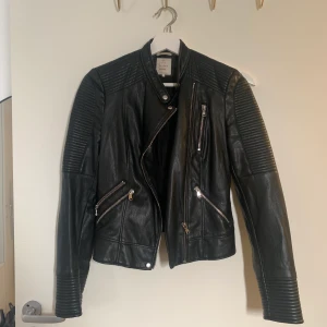 Skinnjacka imitation Zara - Skinnjacka i fejkskinn från Zara. Sparsamt använd. 