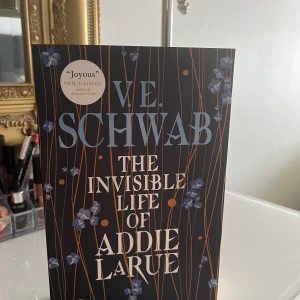 The invisible life of Addie Larue - En bok som jag läst en gång, nästan helt ny, har bara stått i min hylla sen jag läste den. Köpte den  på adlibris. Säljer för 95kr + frakt