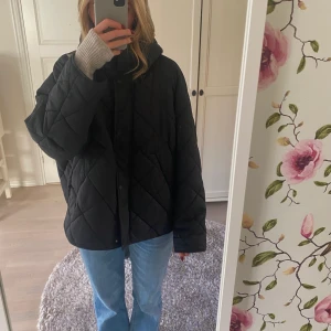 Quiltad jacka  - Oversized quiltad jacka från hm, knappt använd 
