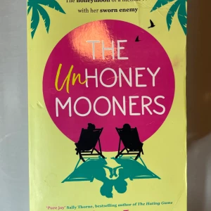 The unHoneymooners - The unhoneymooners av Christina Lauren Språk- engelska  Lite trasig i hörnet, se bild. Ingen av sidorna är skadade 