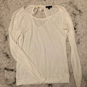 Massimo Dutti tröja - Vit, genomskinlig tröja från Massimo Dutti, passar bra med ett svart linne under! Finns snören där bak som man knyter. 
