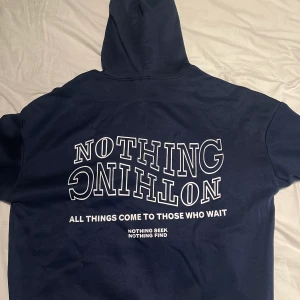 Huvtröja med tryck på ryggen, storlek M. NY! - Hoodie från Shein i storlek Medium/38. Stort tryck på ryggen. Färg: marinblå. Helt ny!   Djur finns i hemmet, rökfritt hem. 