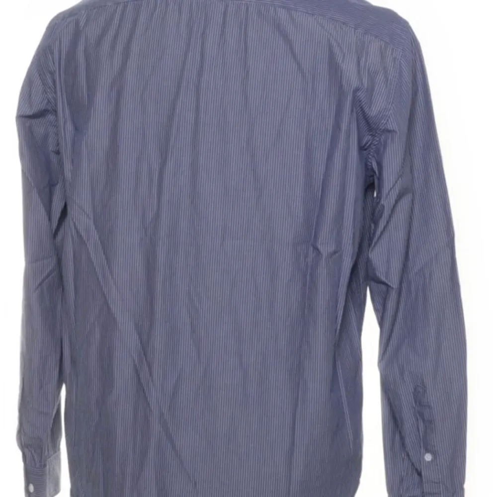 Säljer en Arket skjorta i Strl M48  Skickas smidigt för 66kr spårbart paket . Skjortor.