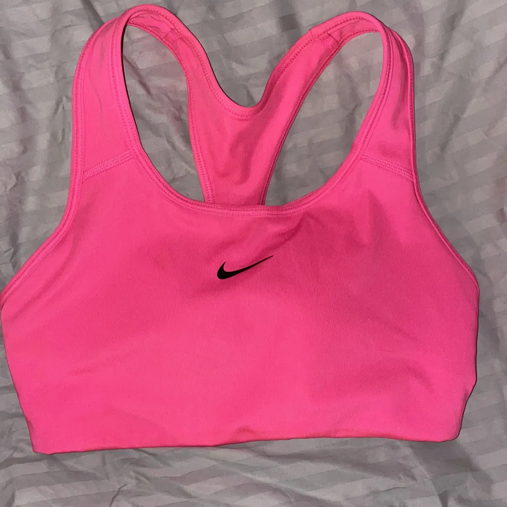 Rosa Nike sportbehå som är använd fåtal gånger, storlek S🥰. Övrigt.