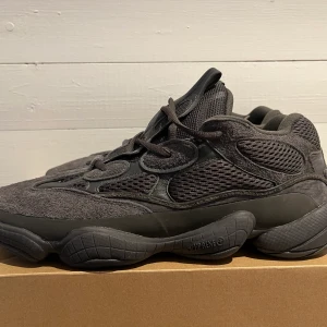 Adidas Yeezy 500 utility black - Adidas Yeezy 500 utility black  Skick 10/10 Storlek eu44 us 10  Hör av er vid frågor :) 