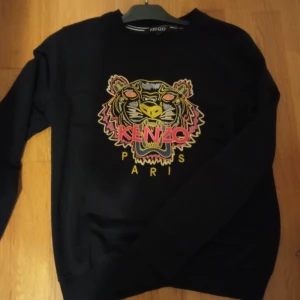 Kenzo tröja  - En svart kenzo tröja i storlek L sitter som S, igns hål eller fläckar, bra skick 