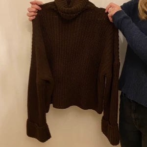 Stickad polotröja  - Brun stickad polotröja från Chiquelle. Storlek Medium. 