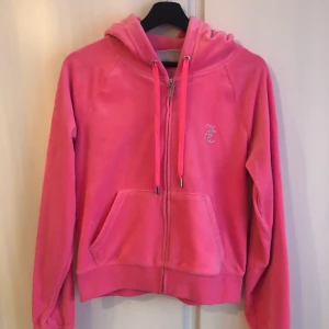 Juicy couture rosa storlek M  - Super fin rosa juicy couture kofta i bra skick🙌möts i Stockholm och fraktar, tar kontant och swish 