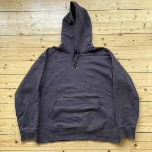 Arket Hoodie - Brun hoodie från Arket, använd ett fåtal gånger. Storlek M, lite oversized passform. Nypris 990.