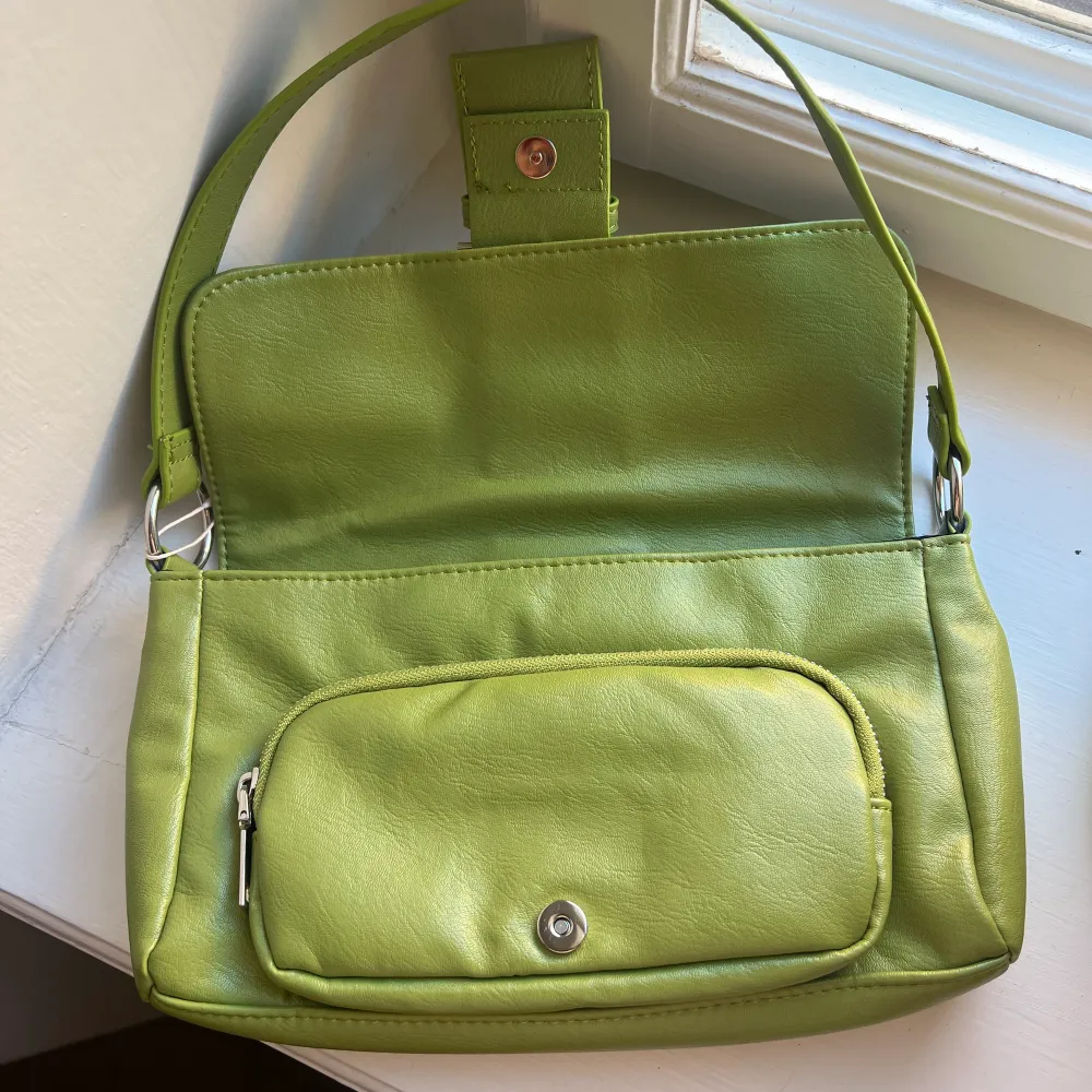 Oanvänd grön handväska från pull & bear. Aldrig blivit använd då jag har liknande väskor redan. Väskor.