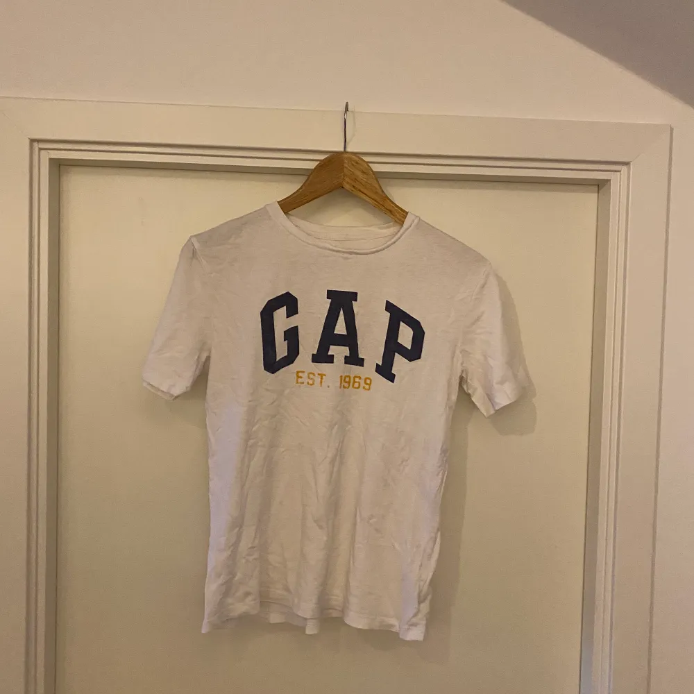 T-shirt från Gap Kids. Motsvarar storlek S.. T-shirts.