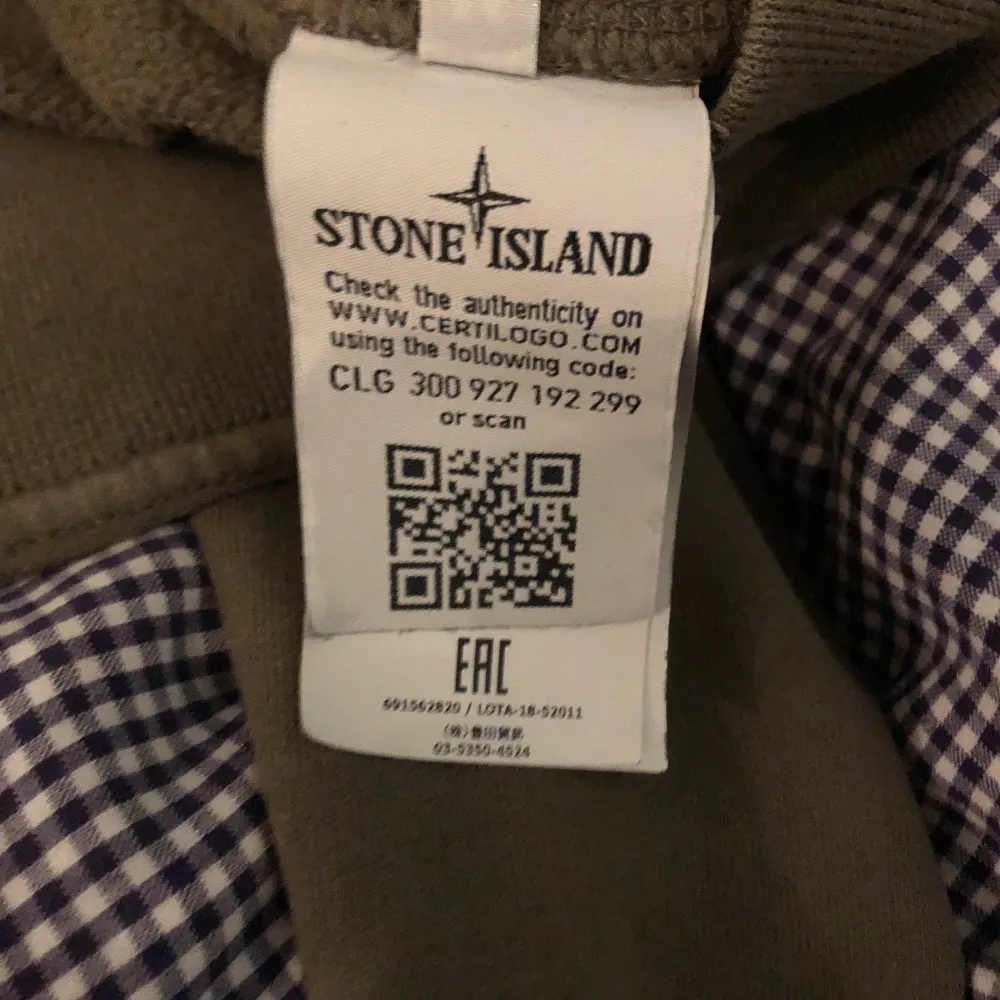 Stone Island hoodie i grymt skick utan fläckar eller hål. Storlek M, skriv för fler bilder.. Tröjor & Koftor.