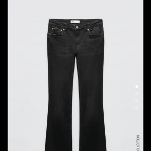 Lågmidjade bootcut/flare jeans zara - lowrise jeans från zara i strl 32. Slutsålda. Har alla lappar kvar, säljer då jag ej hann returnera. nypris 399kr mitt pris 299kr