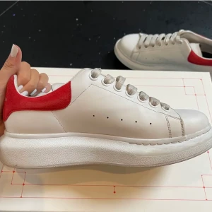 Alexander Mcqueen - Skitfina Alexander mcqueen skor i storlek 39. Köptes här på plick i jättefint skick men måste tyvärr sälja då de inte passar mig helt :( :( Givetsvis äkta, kvitto och kartong följer med! Köpta för 4595kr💕