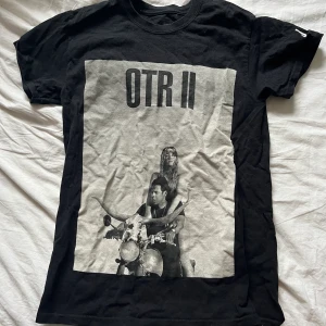 Beyoncé och Jay z merch - Beyoncé och Jay z merch från deras konsert 2018 i Stockholm. Knappt använde i bra skick! Sitter rätt tajt 