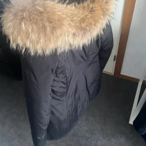 Vinterjacka med äkta päls - Vinterjacka med äkta päls i väldigt gott skick knappt använd strlk S