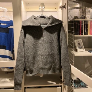 Grå ”half-zip sweater” - Grå stickad i storlek S. Använd ett fåtal gånger, så i nyskick. Den är köpt för 500 från ett märke som heter scavi. Kan både posta och mötas upp och kan även skicka fler bilder om det önskas💖