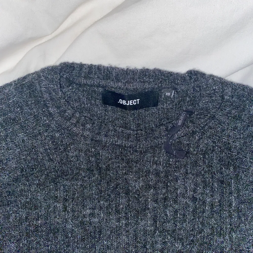 En grå stickad tröja i en mörkare grå färg 💕 Är i storlek xs ☺️Hör av er om ni vill ha mer bilder 🥰. Stickat.