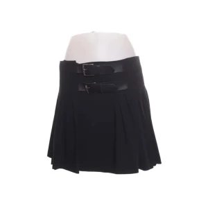 kjol - superfin svart kjol med två små skärp/bälten!! unik och cool köpt på sellpy, säljer då den är för liten, endast använd en gång˚✧₊⁎⁺˳✧༚