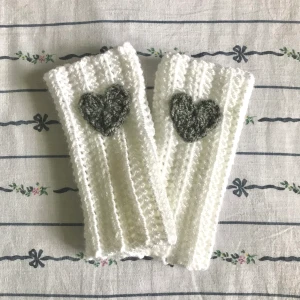 Virkade vantar  - Jättesöta virkade vantar av mig med små gråa hjärtan på. Perfekt till vintern då de är varmt garn, vill ni ha andra bilder så fråga gärna. Säljer för 130kr+frakt.