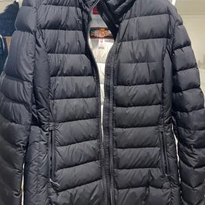 Parajumper jacka - Geena jacket Woman Storlek M ( passar S och M). Använd väldigt fåtal gånger. Gott skick!  Köpare står för frakt