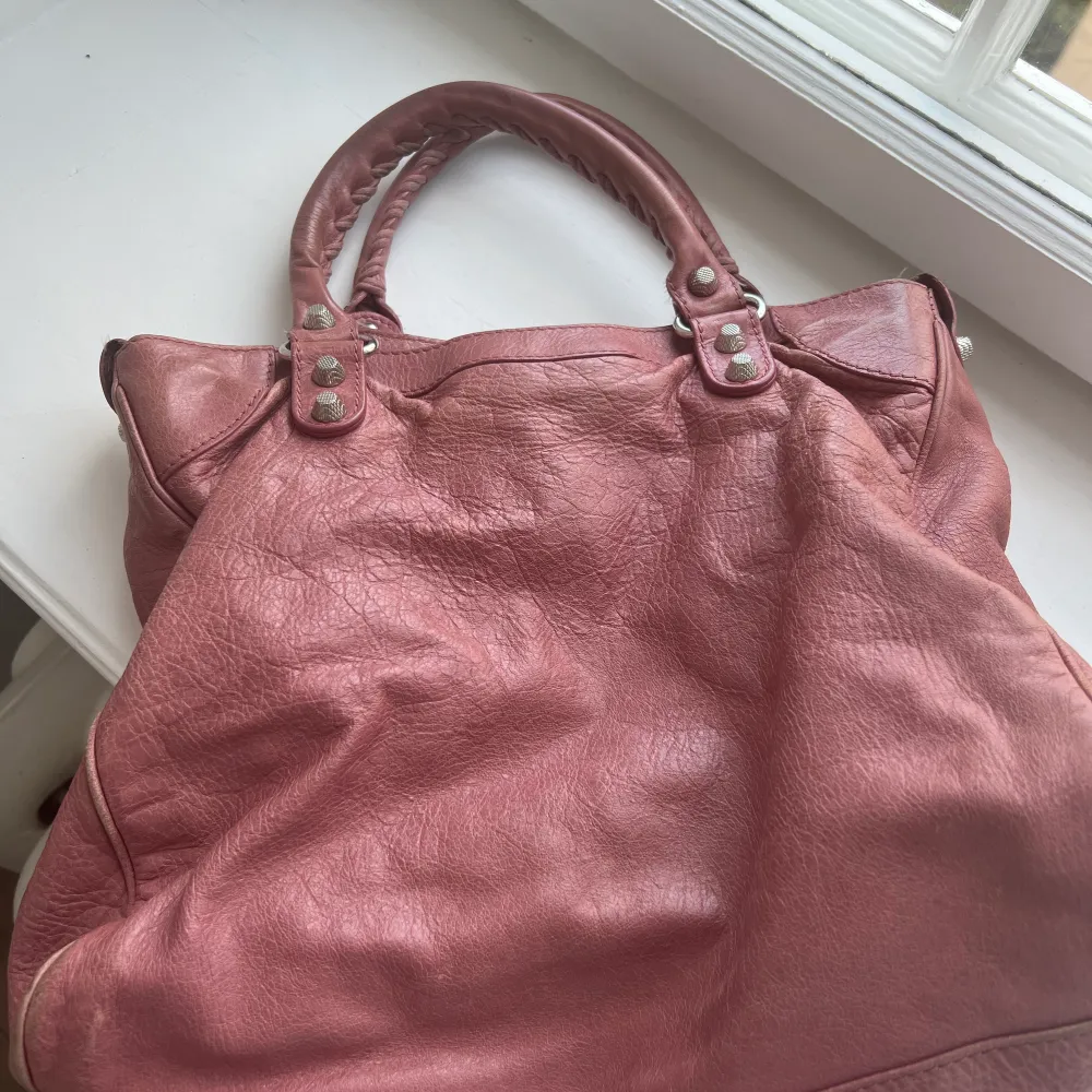 Vintage Balenciaga City Leather Bag. Inköpt i år från Vestiaire. Använt skick men inga större skråmor. Spegel och axelband tillkommer. . Väskor.