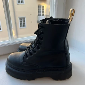 Dr.Martens Jadon Vegan  - Storlek 38, sparsamt använda. 