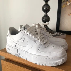 Nike - Nike Air Force Pixel sneakers i strl 37. Köpta för 1300, kvitto finns. Använda väldigt få gånger så ser ut som nya. 