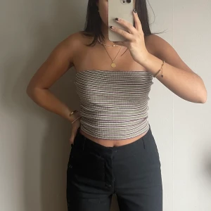 Grön topp - Jättegullig randig bandeau-topp ifrån Mango i storlek S, superskönt material och så snygg 🌸🌸🙏🏽