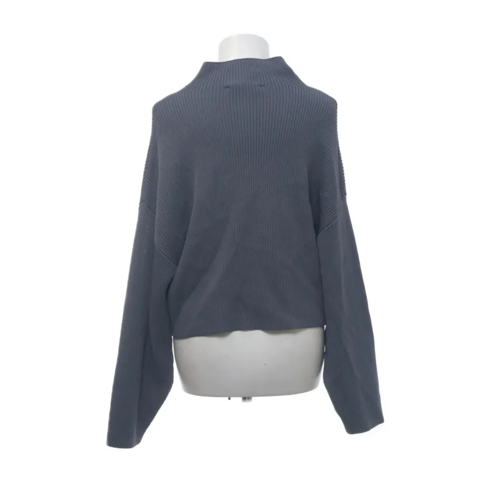 grå/blå stickad tröja från zara ☕️🍁sjukt snygg färg, lite tjockare & perfekt nu till hösten !! (viskos 63%, nylon 37%). Stickat.