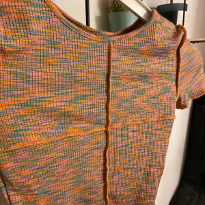 Orange topp - Det är en topp som jag inte andvänder pågrund av att det inte är min stil längre. Använd 4/5 gånger. 