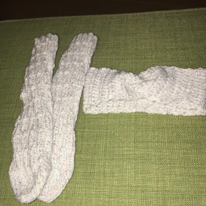 Sockar o pannband till lilla fröken  - Sockar o pannband till barn  upp till 2 1/2 år.    Vit med glitter