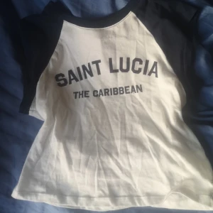 H&M - Fin topp från h&m som aldrig är använd. Köpt för 80kr och säljer för 40kr.