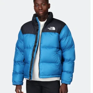  Intressekoll! - Intressekoll på denna jätte fina blåa Northface puffer jackan i storlek XL (youth/junior - sitter som en s/m dam). Andvänd fåtal gånger och säljs då den inte kommer till andvändningen!