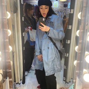 Ljus blå tunn kappa - As ball ljus blå kappa typ. Köpt på en vintage butik på brick lane i London. Kommer tyvärr inte till användning. Det är bara att stryka den så är den i toppenskick!