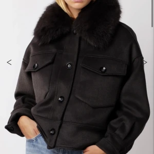 Meotine Jacka  - Säljer min jacka från meotine i modellen: CHARLIE JACKET - WOOL - BLACK. Jackan är endast använd två gånger så den är i helt nytt skick. Den är slutsåld på hemsidan, ny pris är 2800. 