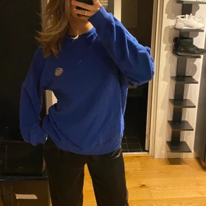 Junkyard sweater - Snygg sweater från Junkyard, storlek M. Har en ljus fläck på sig (se bild 3) annars bra skick💙