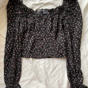 2 toppar M - Två superfina toppar varan en oanvänd. En från bohoo och en NA-KD  Möts i Stockholmsområdet, vill du ha din vara skickad får du stå för frakten själv!