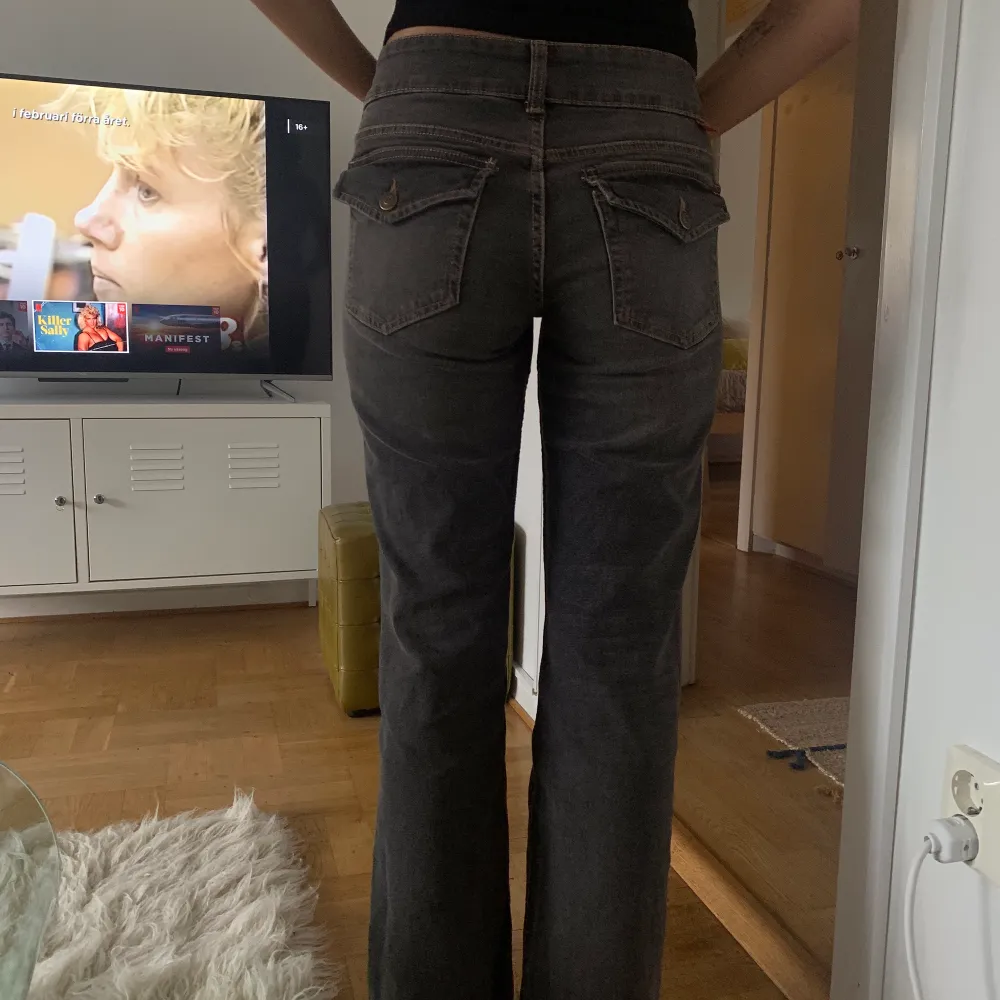 H&M flare low jeans, bootcut-modell, slutsålda i butik. Strl 40 men stretchiga, jag har vanligtvis 36 och de passar ändå bra som loose fit. Färgen är grå/brun. Endast testade! ❤️‍🔥. Jeans & Byxor.