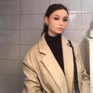 Vinter kappa - Säljer min vinter kappa från Gina tricot som jag köpte 2019, inga skador eller smuts❤️