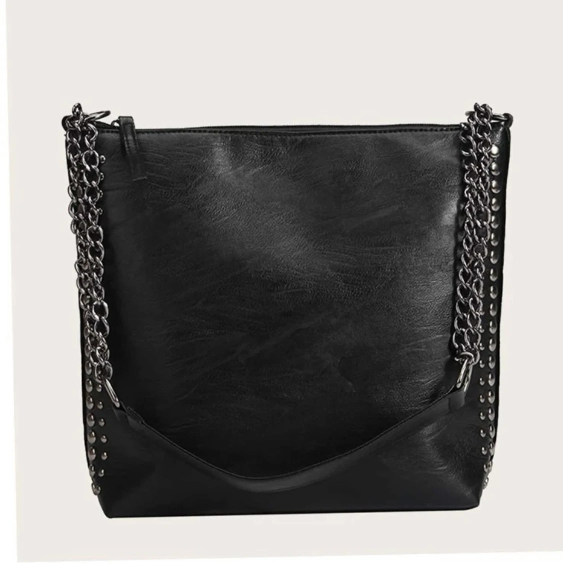 Svart väska med nitar och kedja