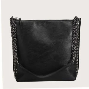 Svart väska med nitar och kedja - I nyskick! Säljer då jag inte längre använder den. Passar perfekt som skolväska. Både fraktar och möts upp. Skriv för mer bilder❤️‍🔥