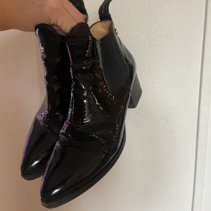 Lackade skor - Lackade skor med liten klack från Novita, storlek 39.