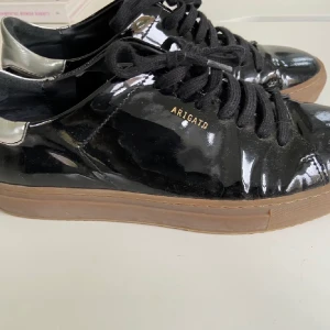 Arigato skor - Snygga arigato skor som tyvärr lite för små för mig, stl 39 men passar både 39 och 38. bild lånad av henne jag köpt skorna ifrån. !pris kan diskuteras!